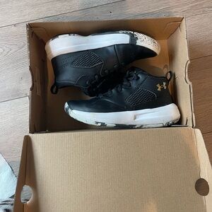 Under Armour Unisex-Child Pre School Lockdown 5 Basketball Shoe